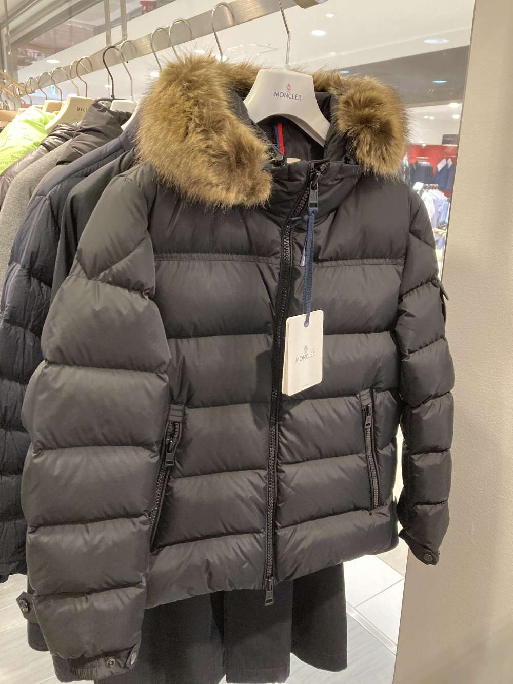 MONCLER ダウンジャケット ブラック 入荷です！ | デラーダレゾン